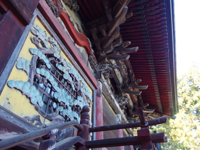 12月下旬師走の高崎八幡八幡宮本殿脇を彩る美しい彫刻