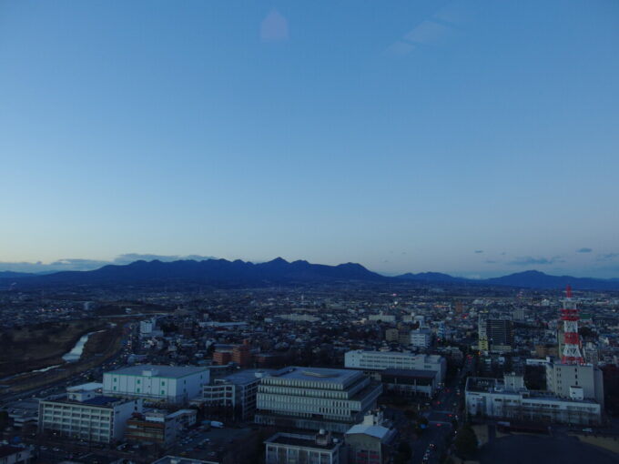 12月下旬師走の高崎市役所展望台から望む夕刻の榛名山