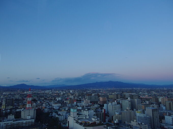 12月下旬師走の高崎市役所展望台から望む夕刻の赤城山