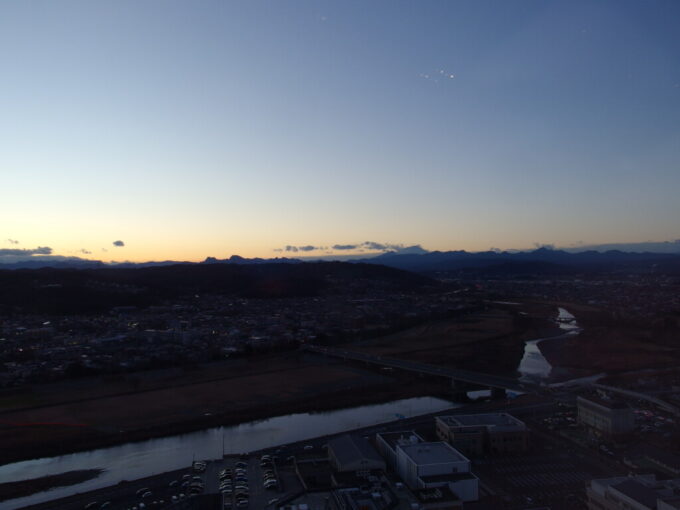 12月下旬師走の高崎市役所展望台から望む夕刻の浅間山と妙義山