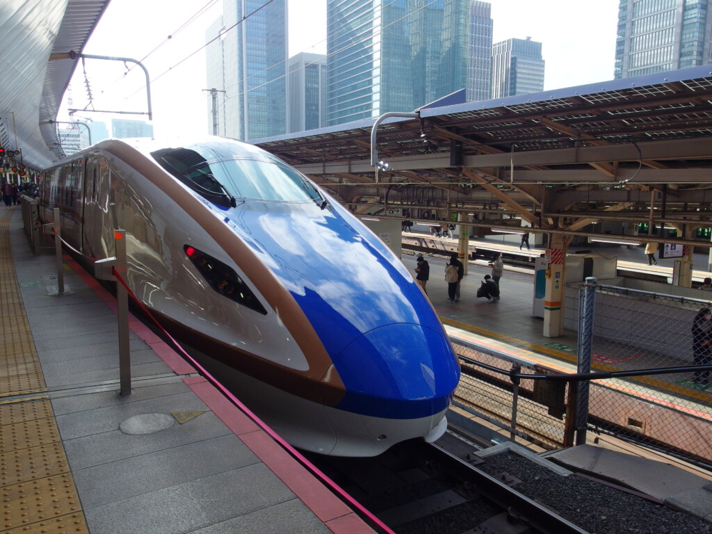 2月上旬冬の東京駅北陸新幹線W7系はくたか号金沢行き