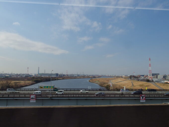 2月上旬北陸新幹線W7系はくたか号金沢行きは荒川を越えて東京脱出