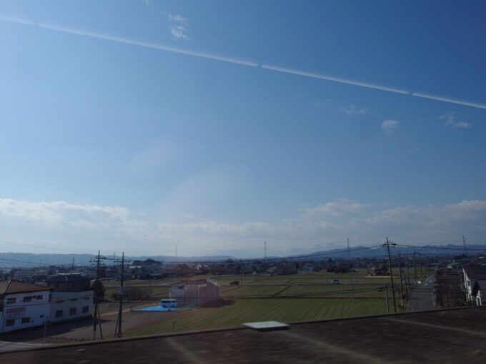 2月上旬北陸新幹線W7系はくたか号車窓に映る榛名山と妙義山