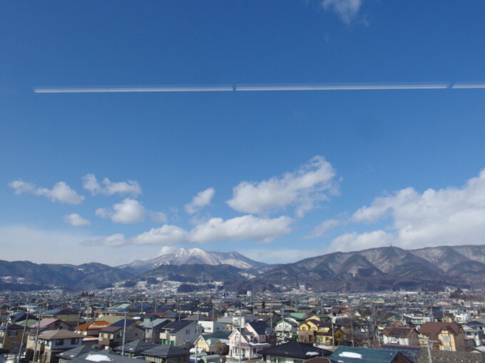 2月上旬北陸新幹線W7系はくたか号車窓に広がる飯山の美しい山並み