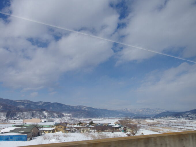 2月上旬北陸新幹線W7系はくたか号車窓を染める上越妙高の冬景色