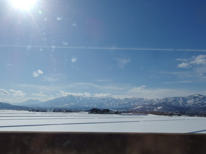 2月上旬北陸新幹線W7系はくたか号車窓に広がる雄大な冬山