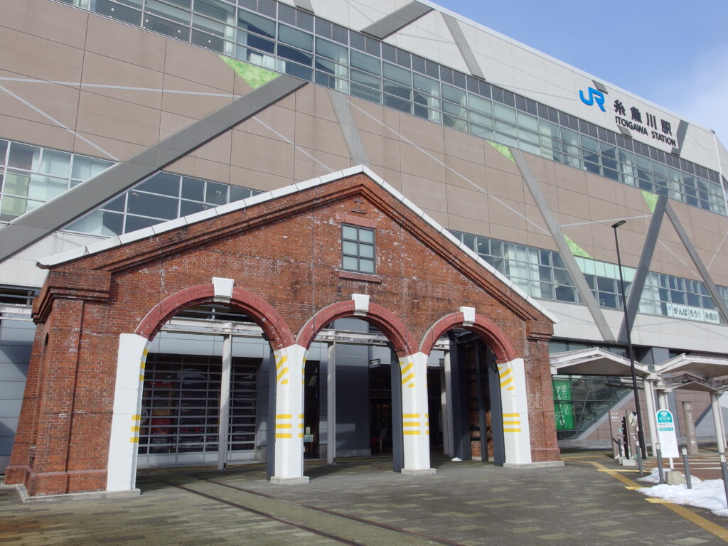 2月上旬北陸新幹線糸魚川駅アルプス口に再建されたレンガ車庫モニュメント