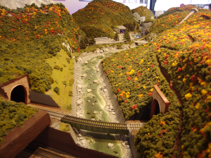 2月上旬糸魚川駅ジオパル大糸線の秋の景色を再現した大きなジオラマ