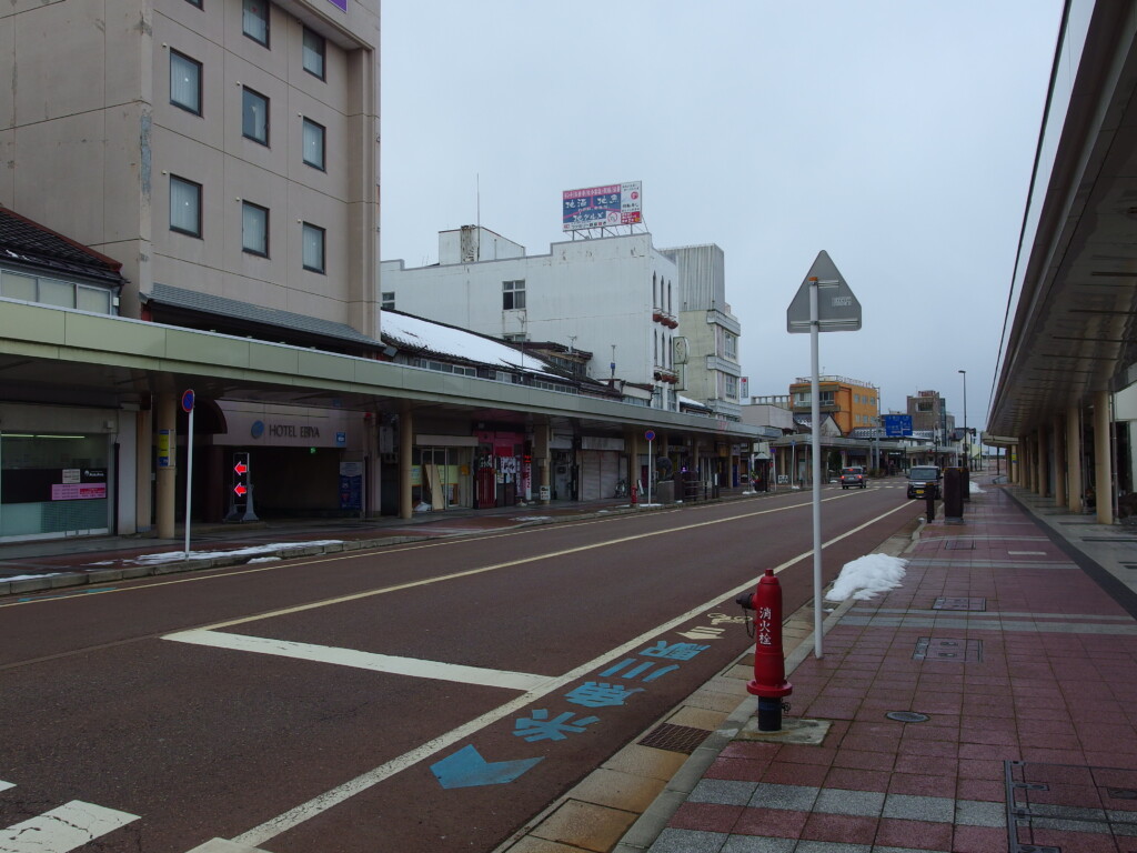 2月上旬糸魚川駅前からのびる大通り