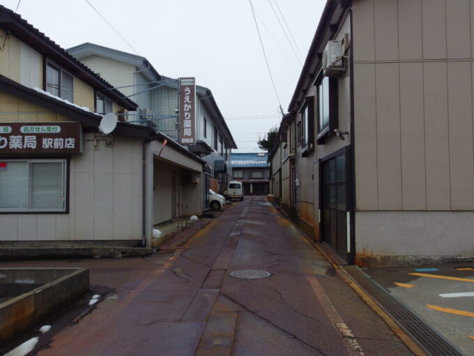 2月上旬糸魚川雪国特有の赤茶けた路地
