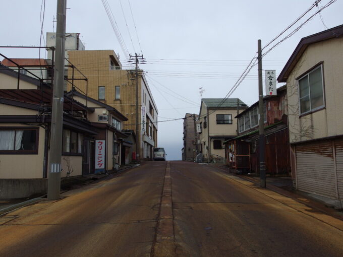 2月上旬糸魚川雪国特有の赤茶けたアスファルトの先には鉛色に染まる日本海
