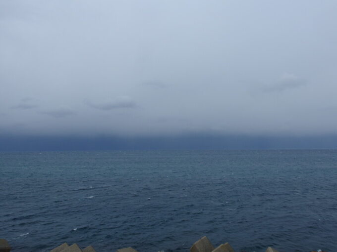 2月上旬糸魚川強い風に吹かれつつ日本海展望台から望む鉛色の日本海