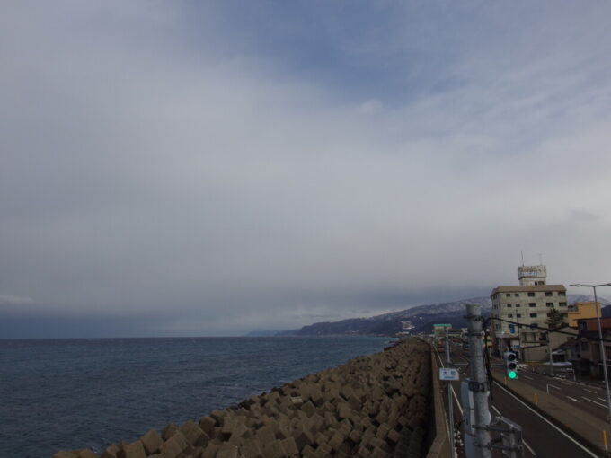 2月上旬糸魚川日本海展望台から望む険しい海岸線