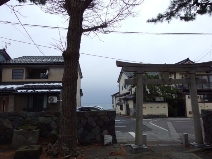2月上旬糸魚川諏訪神社境内から望む海