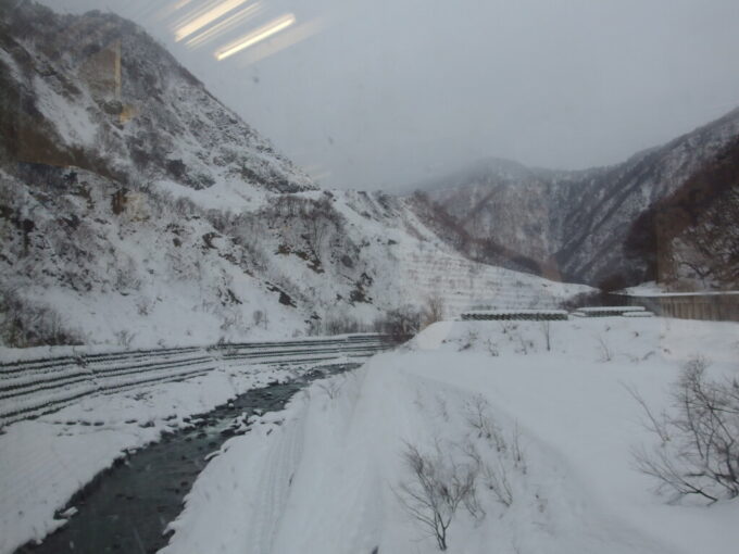 2月上旬大糸線非電化区間キハ120車窓から望む姫川治山と治水、自然と人との闘いの歴史