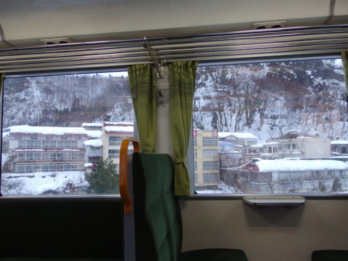 2月上旬大糸線非電化区間キハ120車窓から眺める姫川温泉朝日荘