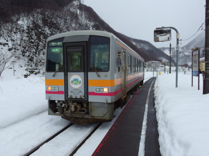 2月上旬平岩駅雪景色の中出発するキハ120を見送る