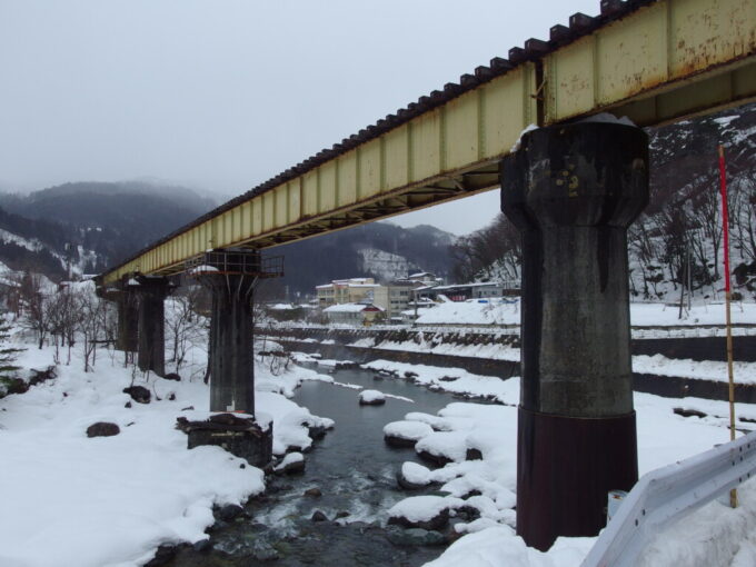 2月上旬平岩駅から徒歩で姫川温泉朝日荘を目指す