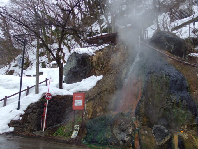 2月上旬姫川温泉豪快に湯けむりを上げる湯滝