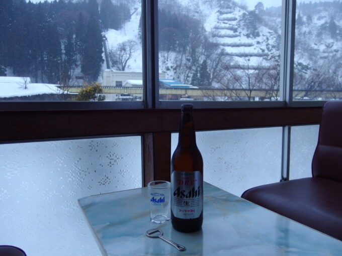 2月上旬姫川温泉湯の宿朝日荘広縁で雪景色つまみに飲む瓶ビール
