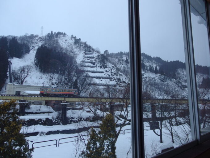 2月上旬姫川温泉湯の宿朝日荘客室から眺める大糸線の1両編成ディーゼルカー