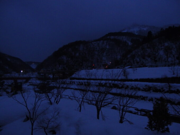 2月上旬姫川温泉湯の宿朝日荘夕闇に染まりゆく雪景色