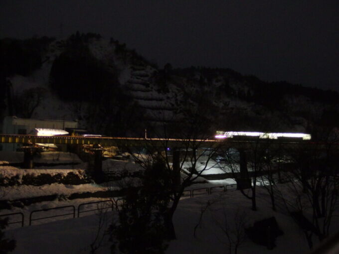 2月上旬姫川温泉湯の宿朝日荘夜闇の中走り去る大糸線を見送る