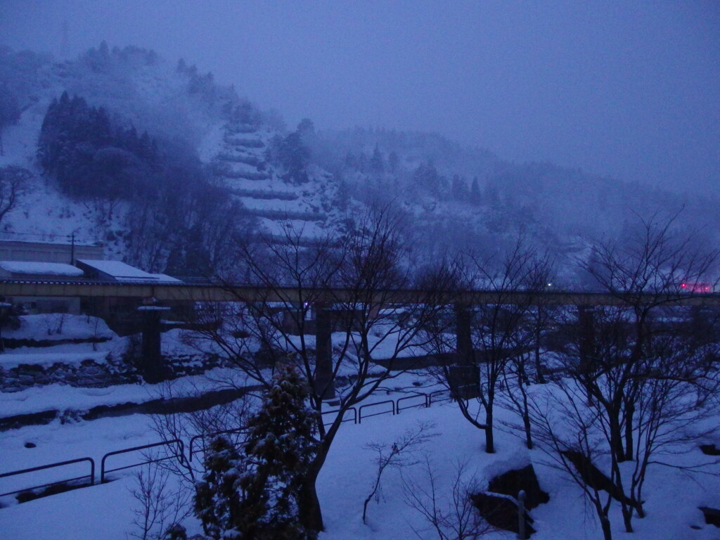 2月上旬姫川温泉湯の宿朝日荘で迎える青白き朝