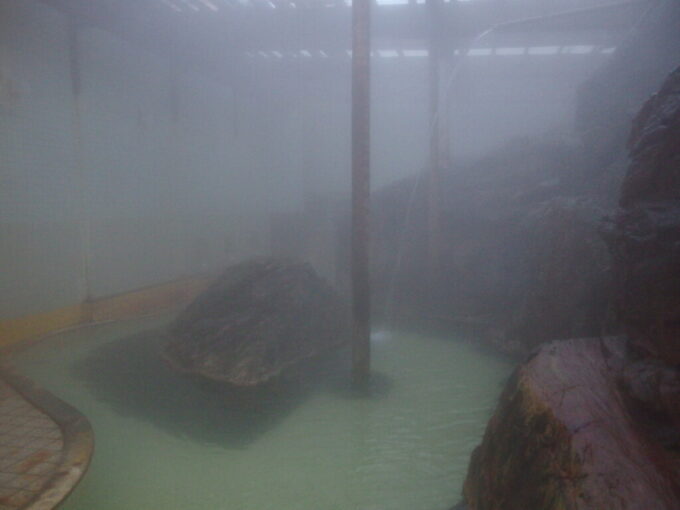 2月上旬姫川温泉湯の宿朝日荘巨岩に抱かれる独特な天然大岩風呂