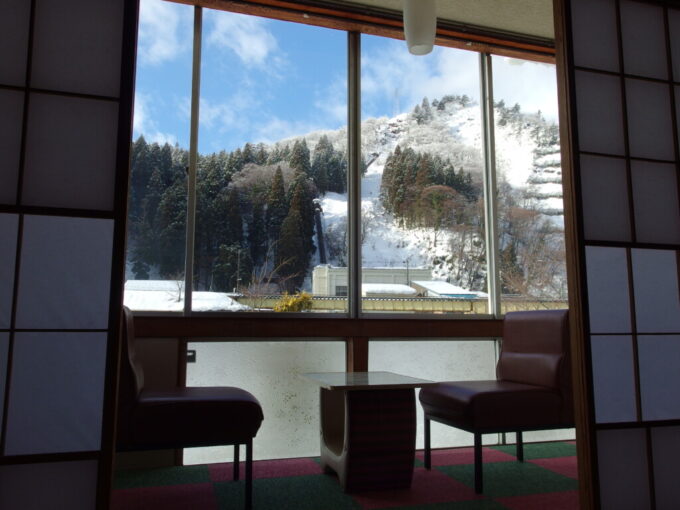 2月上旬姫川温泉湯の宿朝日荘湯上りの午前の怠惰を味わっていると急に青空が