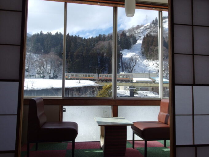 2月上旬姫川温泉湯の宿朝日荘畳に転がりながら眺める大糸線キハ120