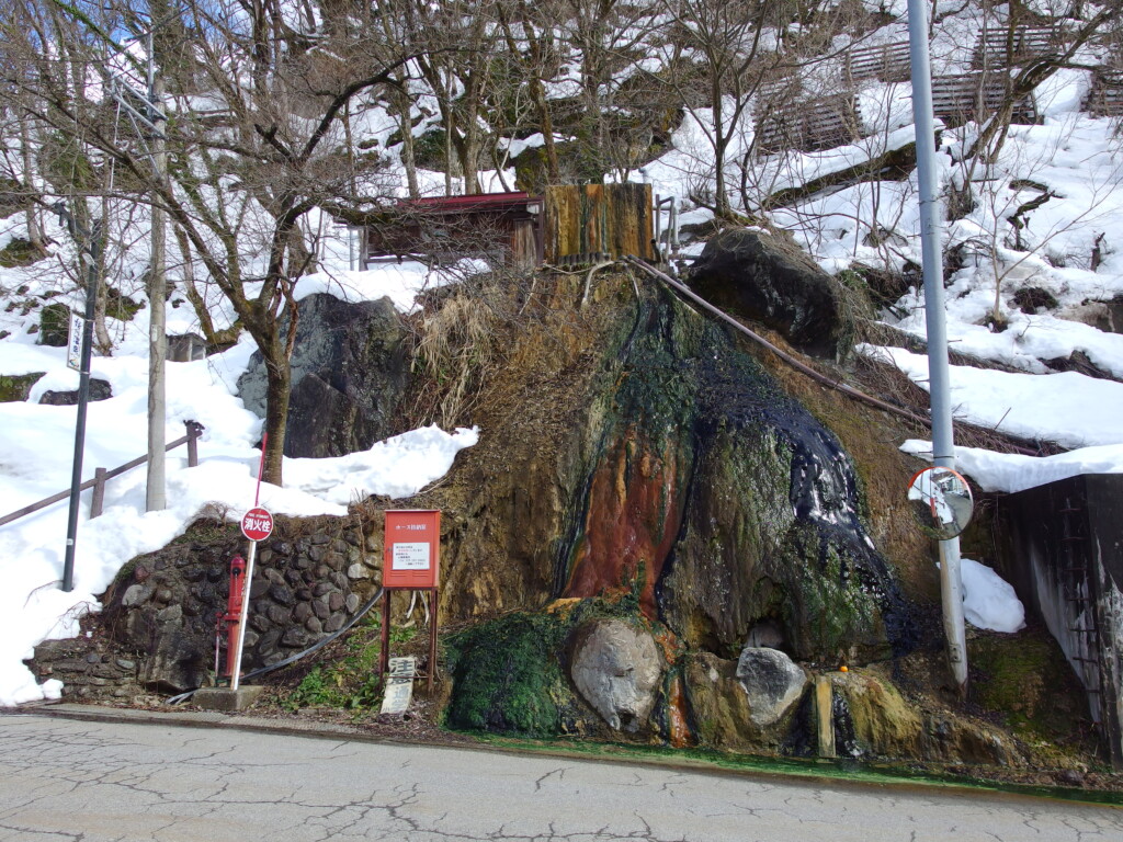 2月上旬姫川温泉湯の宿朝日荘斜め向かいにある湯滝