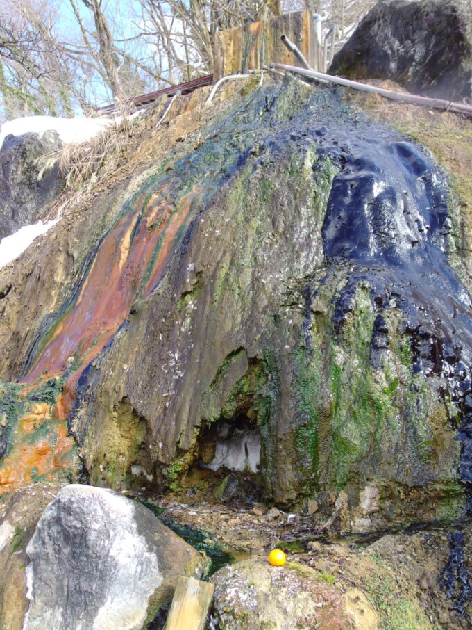 2月上旬姫川温泉湯の宿朝日荘湯滝の下に蓄積された分厚い析出物