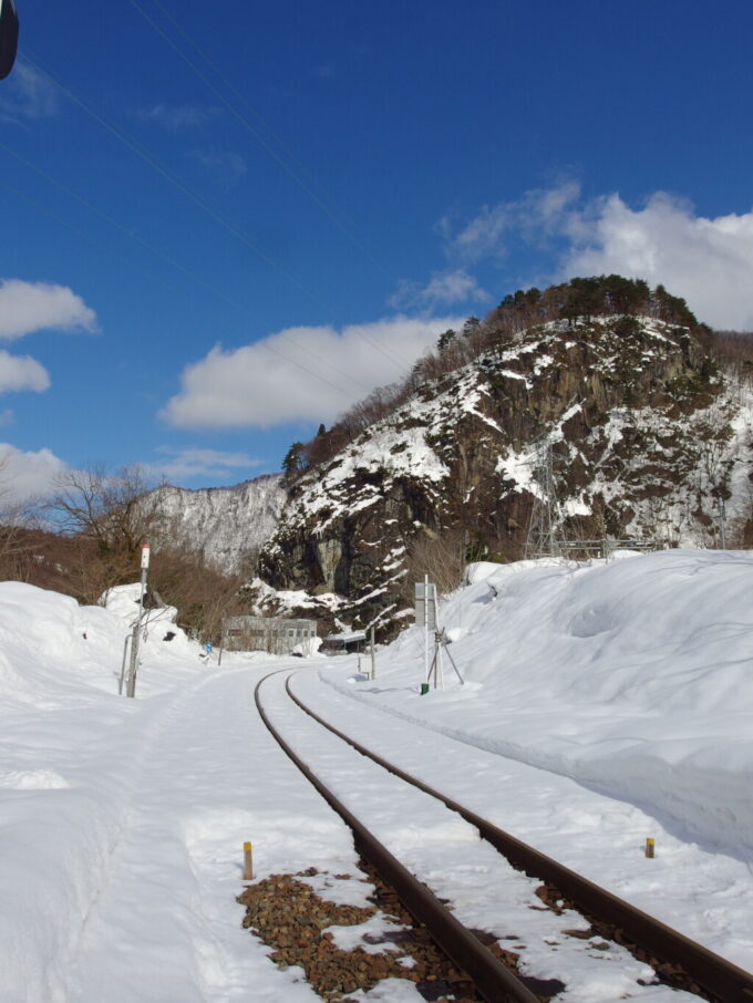 2月上旬姫川温泉湯の宿朝日荘大網発電所専用道路踏切から眺める大糸線の線路