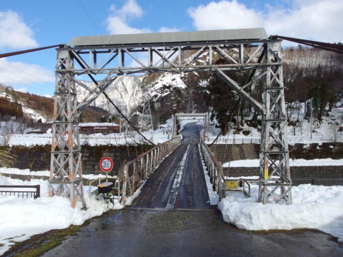 2月上旬姫川温泉湯の宿朝日荘華奢で美しい大網発電所専用道路吊り橋