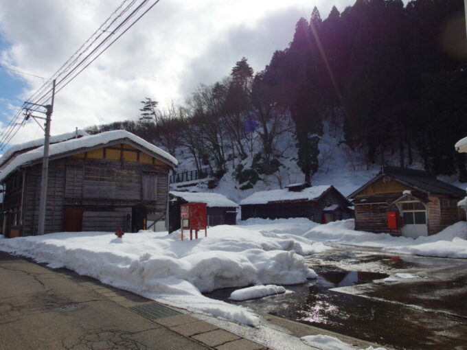 2月上旬姫川温泉湯の宿朝日荘大所川発電所構内に位置する木造家屋