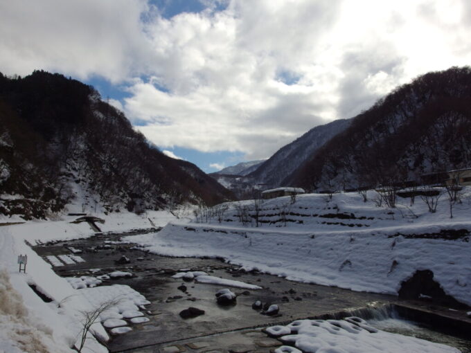 2月上旬姫川温泉湯の宿朝日荘姫川湯橋より上流側を望む