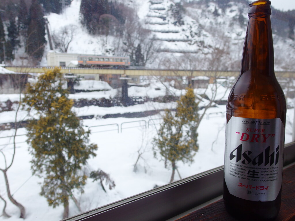 2月上旬姫川温泉湯の宿朝日荘湯上りの瓶ビールと単行の大糸線キハ120