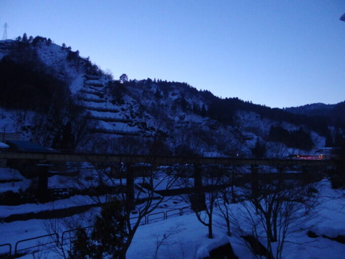 2月上旬姫川温泉湯の宿朝日荘夕暮れ時の山並み