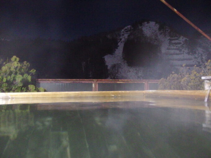2月上旬姫川温泉湯の宿朝日荘夜の白い山並みを愛でながら湯浴みを愉しむ天望露天風呂