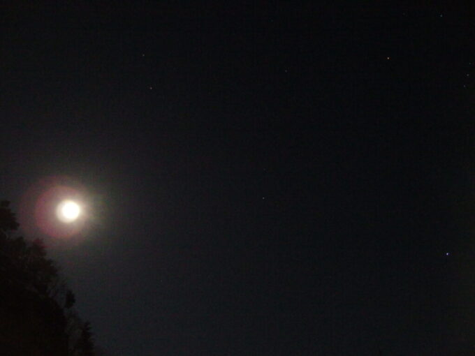 2月上旬姫川温泉湯の宿朝日荘天望露天風呂から見上げる明るい満月