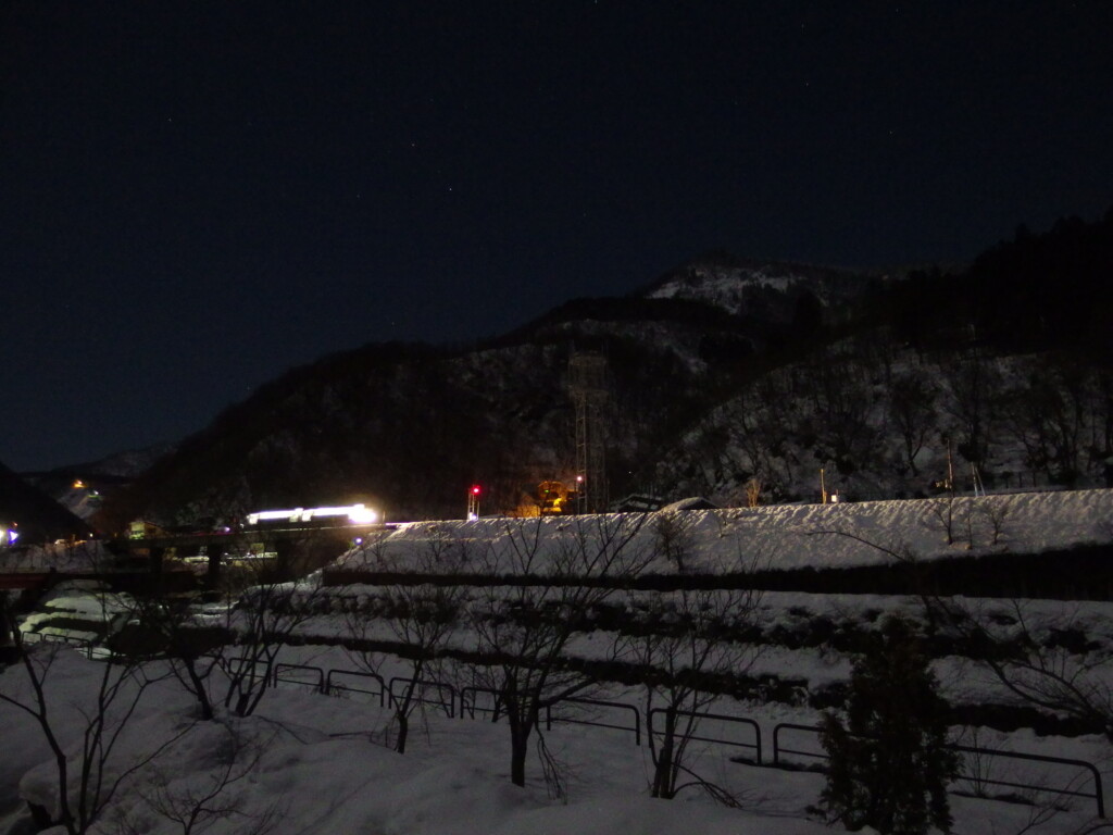 2月上旬姫川温泉朝日荘客室から望む大糸線夜汽車の情緒