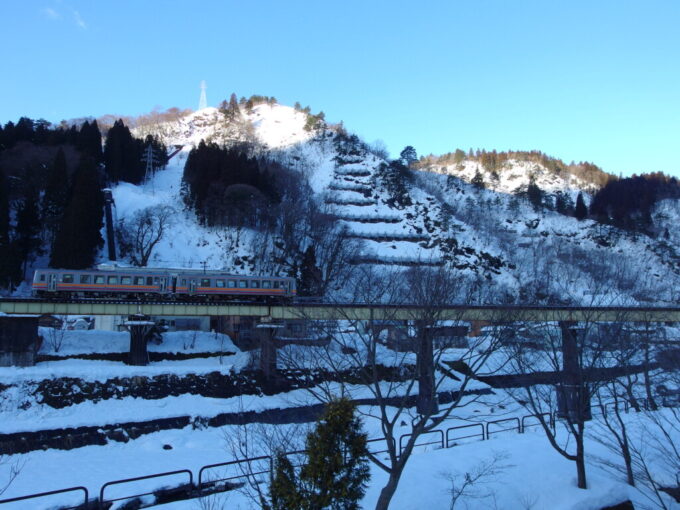 2月上旬姫川温泉湯の宿朝日荘旅立ち前に最後に見送る大糸線