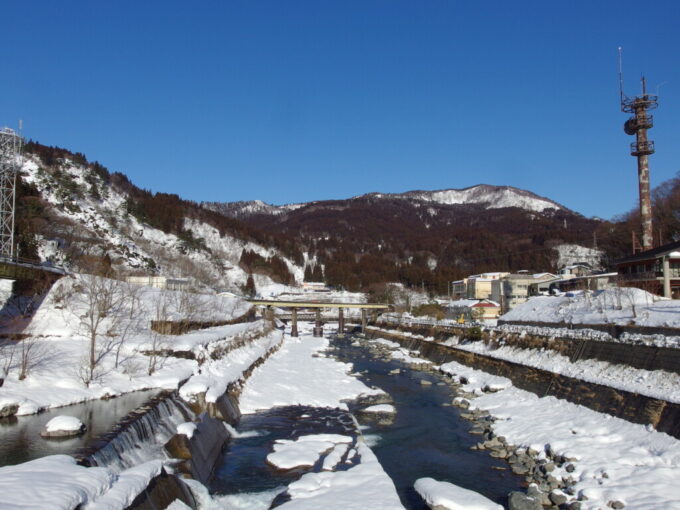 2月上旬姫川温泉姫川に架かる姫川湯橋からもう一度湯の宿朝日荘に別れを告げる
