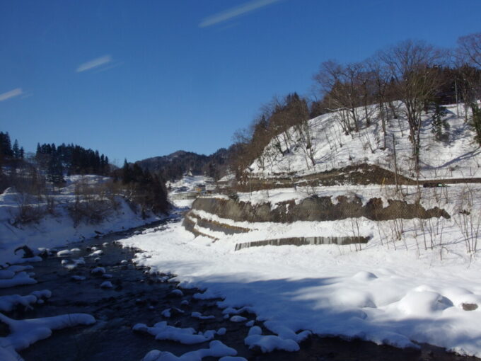 2月上旬大糸線E127系信濃大町行きは南小谷を発車し急カーブを慎重に抜ける
