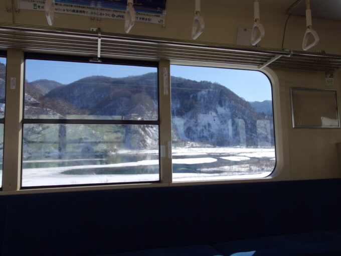 2月上旬大糸線E127系大きな窓に輝く姫川の銀世界