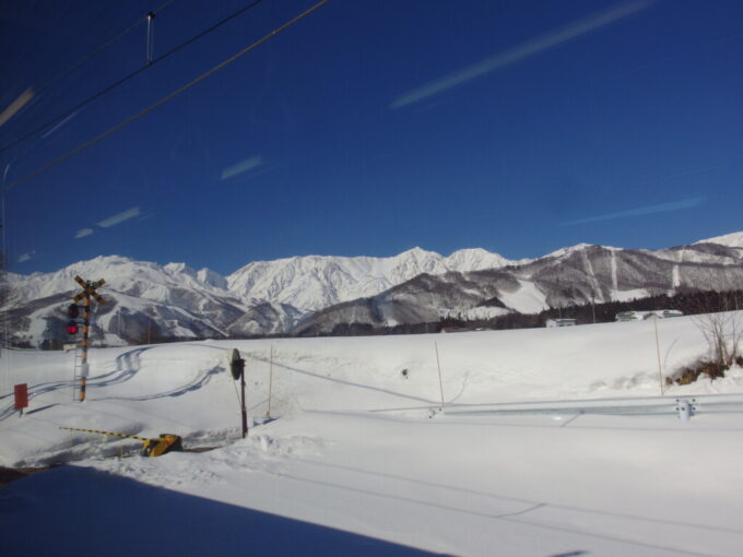 2月上旬大糸線E127系車窓に広がる白馬の感動的な絶景