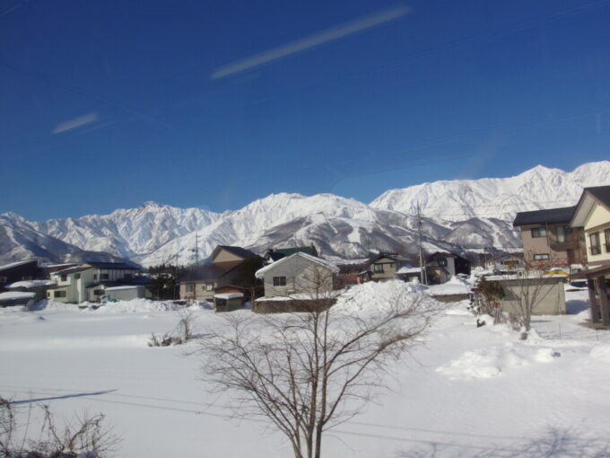2月上旬大糸線E127系車窓から八方尾根スキー場を眺める