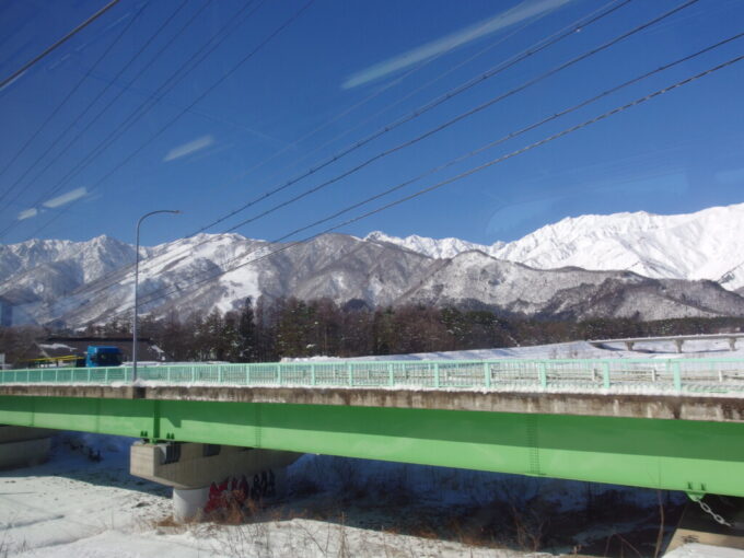 2月上旬大糸線平川橋から白馬連峰に別れを告げる