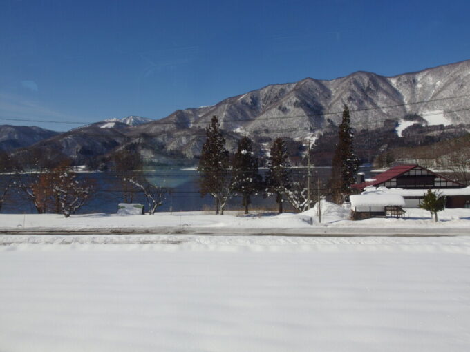 2月上旬大糸線車窓から青木湖を望む